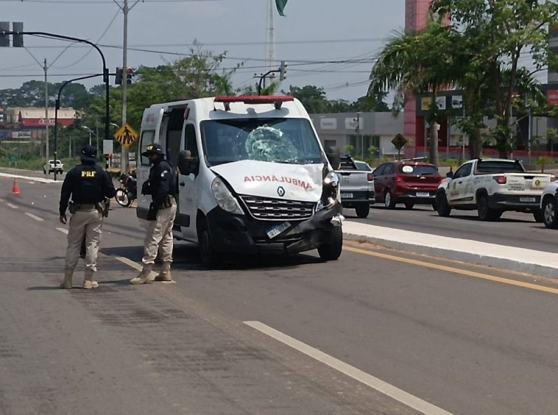 Acidente entre motocicleta e ambulância deixa vítima com fratura exposta, em Ji-Paraná