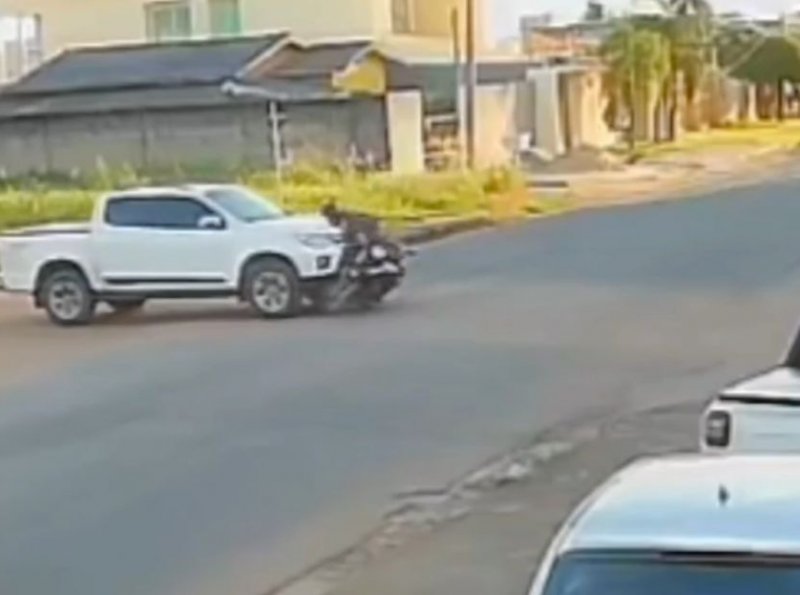 Gravíssimo Acidente em Ji-Paraná: Camionete atravessa preferencial e colidir em motociclista 