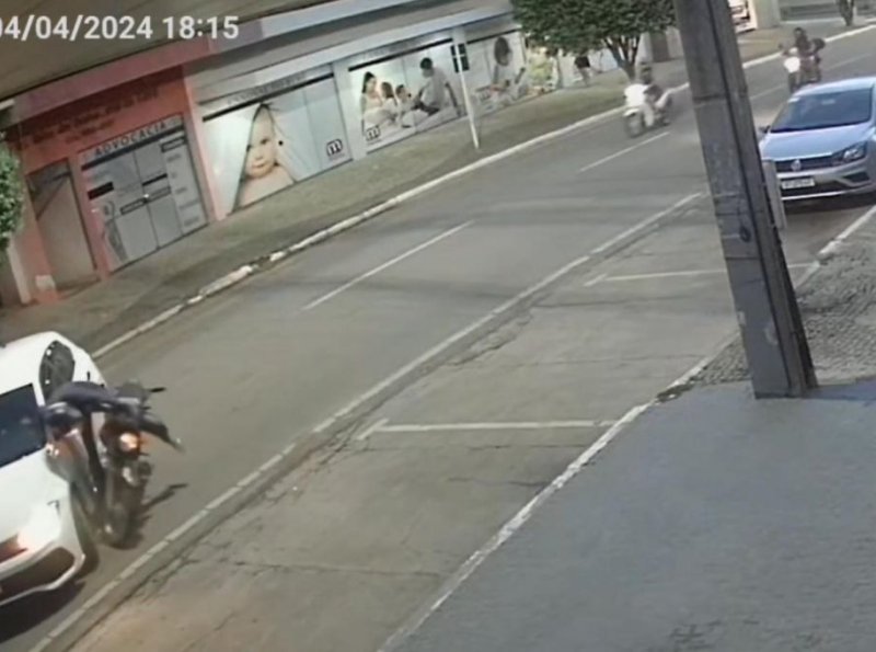 VIDEO: Acidente na Avenida Brasil entre Carro e Motocicleta