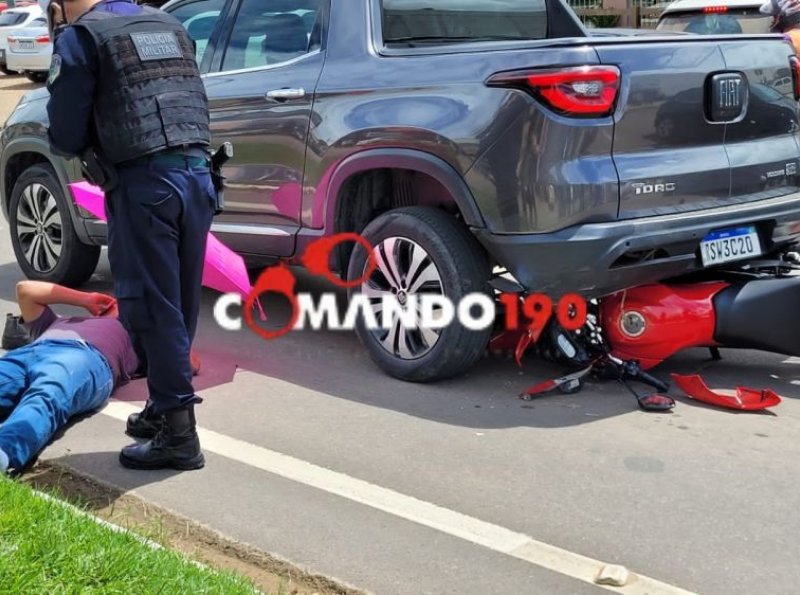 Motociclista ferido após colidir em caminhonete parada no semáforo da Av. Marechal Rondon