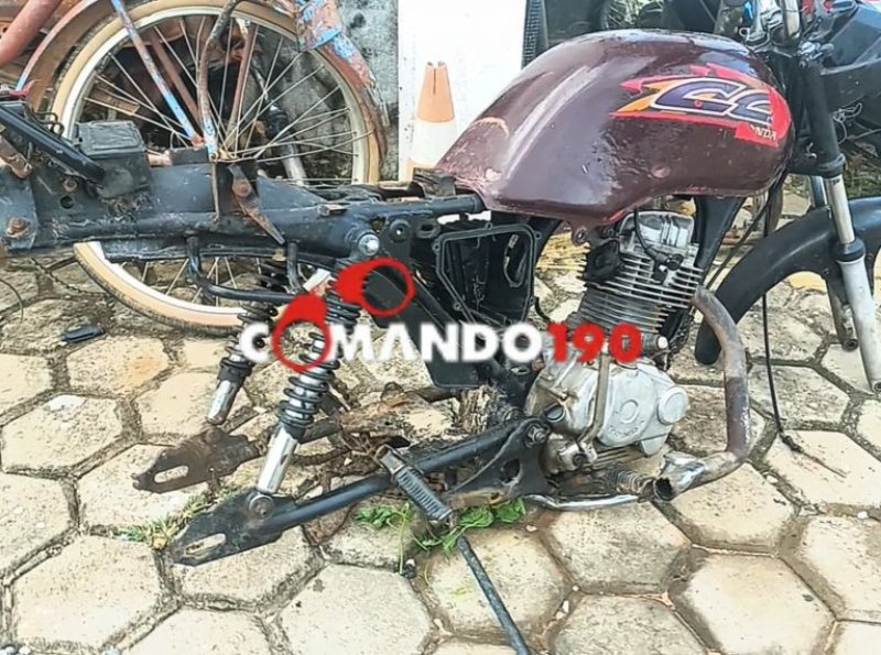 Polícia Militar localiza motocicleta abandonada no bairro Valparaíso