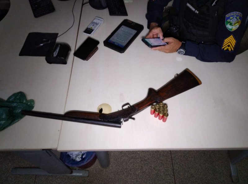 Homem é preso com espingarda calibre 16 após agredir ex-esposa, em Ji-Paraná